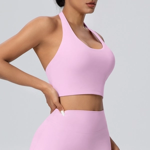 Dettaglio del reggiseno sportivo rosa senza cuciture e leggings a vita alta opachi