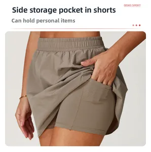 Dettaglio gonna-pantalone sportiva kaki con tasca interna in rete per cellulare e chiavi