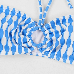 Détail du haut de bikini en seersucker à rayures bleues et blanches avec anneau central