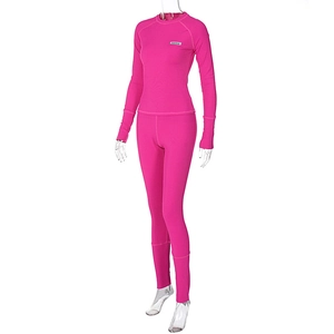 Gros plan sur la texture en tricot côtelé rose de l'ensemble de yoga haut et pantalon