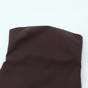 Haut bandeau bustier marron foncé avec texture tissée lisse et détails de couture