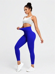 Gros plan montrant la haute élasticité du pantalon de yoga sans couture bleu royal