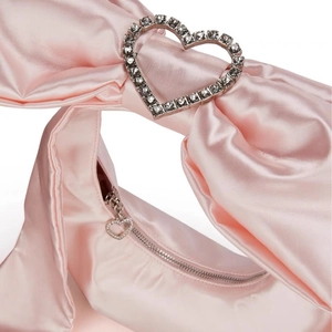 Borsa in raso rosa con fibbia a cuore in strass e tiralampo a forma di cuore scintillante