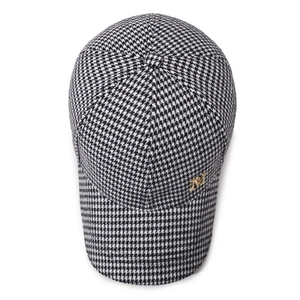 Casquette de baseball pied-de-poule avec logo M en métal doré pour femmes chic