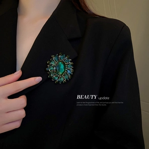 Vintage Emerald Green Flower Brooch Alloy Rhinestone Floral Pin For Women Luxury Retro Jewelry