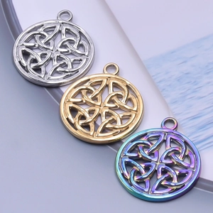 Détails macro de pendentifs nœud celtique ronds en finitions or, argent et irisées
