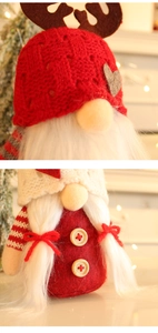 Détails macro de gnomes de Noël avec bonnets en tricot, bois de renne et boutons en bois