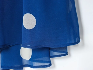 Détails du tissu en mousseline bleue à pois avec finition d'ourlet roulé professionnelle