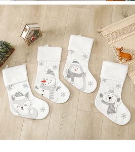 Set di quattro calze di Natale in peluche con motivi di volpe, pinguino e orso polare