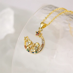 Vue macro du collier croissant de lune doré orné de cristaux colorés et détails