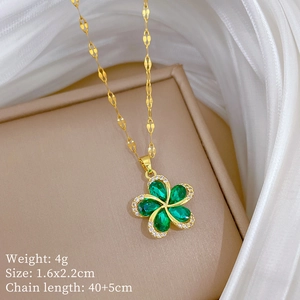 Detail of green clover necklace with dimensions 1.6x2.2cm and 4g weight specifications