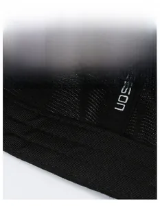 Détail macro du bandeau anti-transpirant large sur casquette de baseball brodée noire