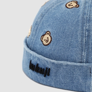 Bonnet docker en denim bleu clair pour enfant avec broderie ours et design sans bord