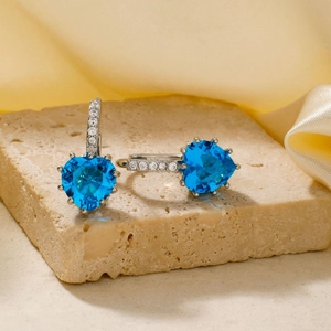 Orecchini a cuore in argento con gemme blu e accenti in zirconi bianchi brillanti
