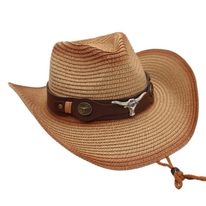 Détail d'un chapeau de cowboy en paille avec ornement tête de taureau et bande en cuir
