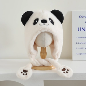 Détail d'un bonnet panda en peluche avec oreilles en fausse fourrure et broderie patte