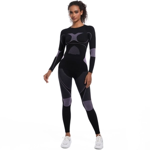 Détail du tricot sans couture du pantalon de yoga taille haute et du haut de compression