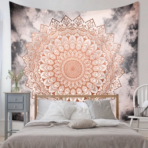 Vue détaillée de la grande tapisserie Mandala suspendue au-dessus d'un lit de chambre