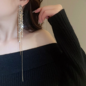 Gros plan de boucles d'oreilles pendantes argentées avec des paillettes métalliques