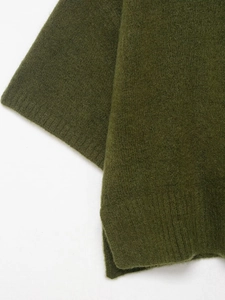 Détail du pull en maille vert olive montrant les poignets côtelés et la texture douce