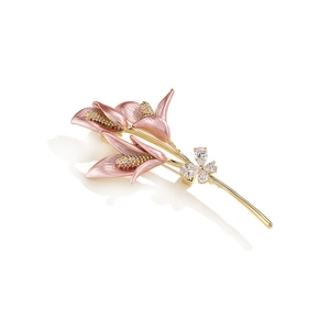 Spilla fiore dorata elegante con petali in smalto rosa e scintillanti cristalli di zircone