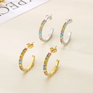 Dettaglio di orecchini a C in oro e argento con cristalli multicolore incastonati