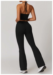 Vue arrière du débardeur de yoga licou noir et du legging de fitness évasé taille haute