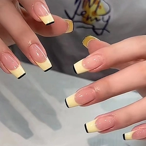 Faux Ongles French Longs Carrés Rose Nude Avec Bouts Jaunes Et Contours Noirs Ongles Artificiels Élégants Avec Colle