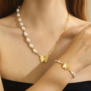 Schickes Schmetterling Halskette und Perlenarmband Set in Gold an einem Model