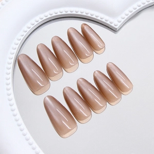 Unghie finte cat eye marrone trasparente con punte french su specchio a cuore