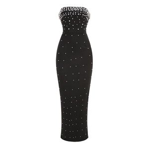 Détail de perles blanches sur la texture d'une robe de soirée bustier noire ajustée