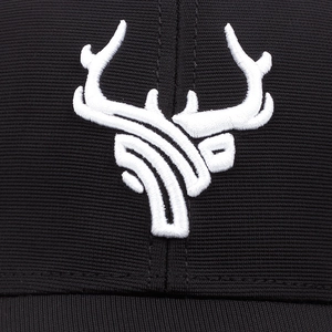 Vue avant de casquette de baseball noire avec broderie cerf blanc sur tissu dense