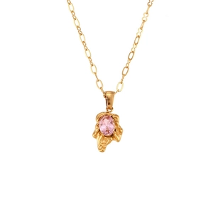 Detail eines rosa Edelsteinanhängers mit Lava-Textur an einer goldenen Halskette für Damen