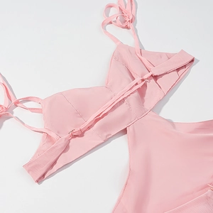 Dettaglio dell'abito in raso rosa con spalline sottili e texture delle cuciture