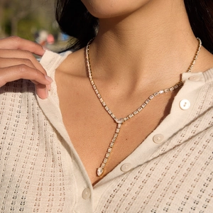 Collier en Y classique en acier inoxydable plaqué or 18K avec zircons sur un mannequin