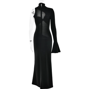 Dettaglio dell'abito lungo nero monospalla con collo alto e design con cut-out
