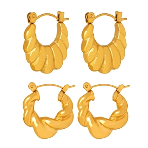 Set de pendientes de acero de titanio dorado con rayas croissant y diseño espiral