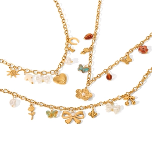 Collier doré multi-pendentifs avec papillon, cœur et motifs floraux sur chaîne