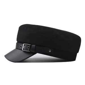 Zwarte PU-leren militaire pet met een decoratieve band en een grote metalen gesp