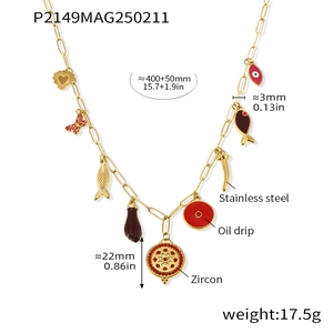 Détails du collier en acier doré avec breloques cœur et œil de protection