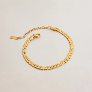 Detailed close-up of 18K gold-plated stainless steel flat chain bracelet with lobster clasp