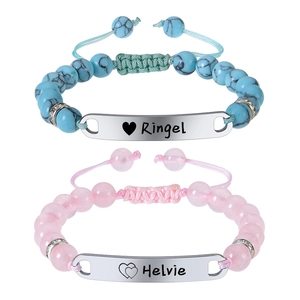 Détail de plaques personnalisées en acier inoxydable sur bracelets pour enfants