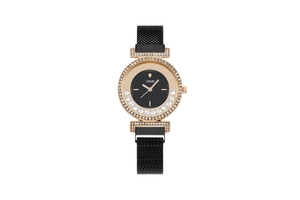 Détail d'une montre à quartz or rose avec diamants mobiles et bracelet magnétique