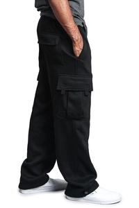 Vue détaillée du pantalon cargo noir avec grandes poches à rabat et coupe décontractée