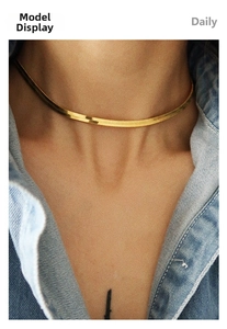 Nahaufnahme einer flachen, goldenen Schlangenkette aus Edelstahl an einem Modell