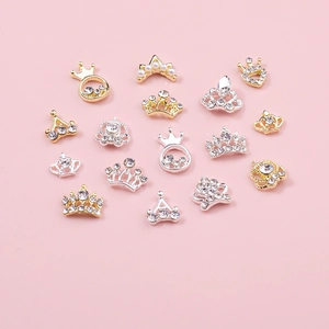 Vue détaillée de bijoux d'ongles en forme de couronne avec strass et perles pour le DIY