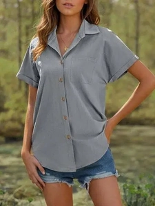 Chemise grise à manches courtes pour femmes avec col à revers et boutons en bois