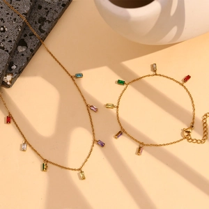 Parure de bijoux en titane doré avec breloques rectangulaires en zircone colorée