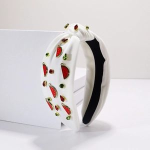 Vue détaillée du bandeau blanc orné de tranches de pastèque et de pierres vertes