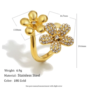 Bague ouverte en acier inoxydable doré 18K avec deux fleurs et zircons blancs étincelants